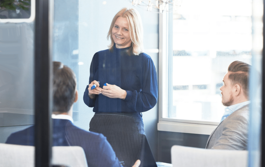 Kvinne tegner og forklarer.