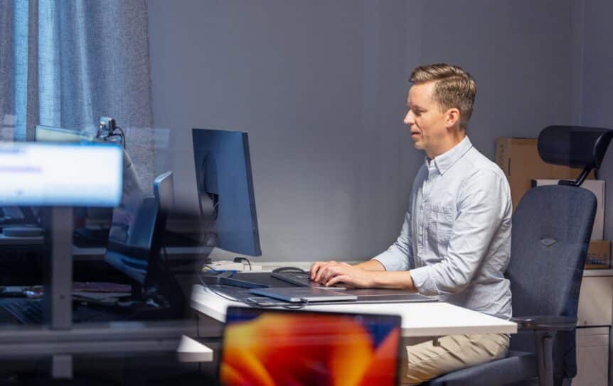 Mann sitter foran PC-skjerm.