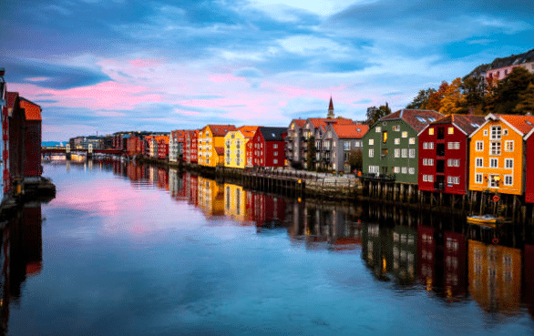 Fargerike bygninger i Trondheim.