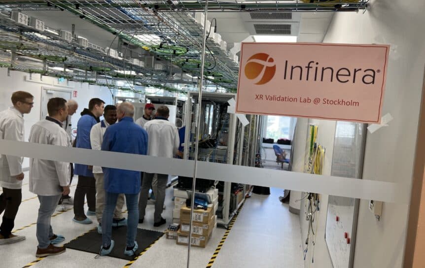 En gruppe mennesker bak glassdør hos Infinera XR Validation Lab i Stockholm.