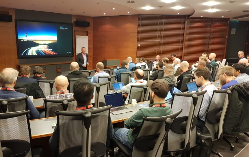 En gruppe mennesker på en nLogic-konference.