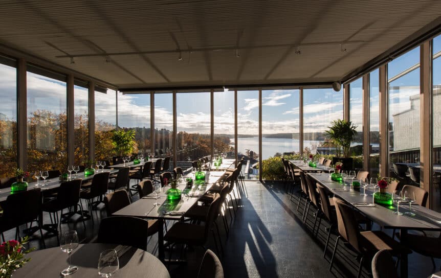 Bild av en restaurang med utsikt över fjorden.