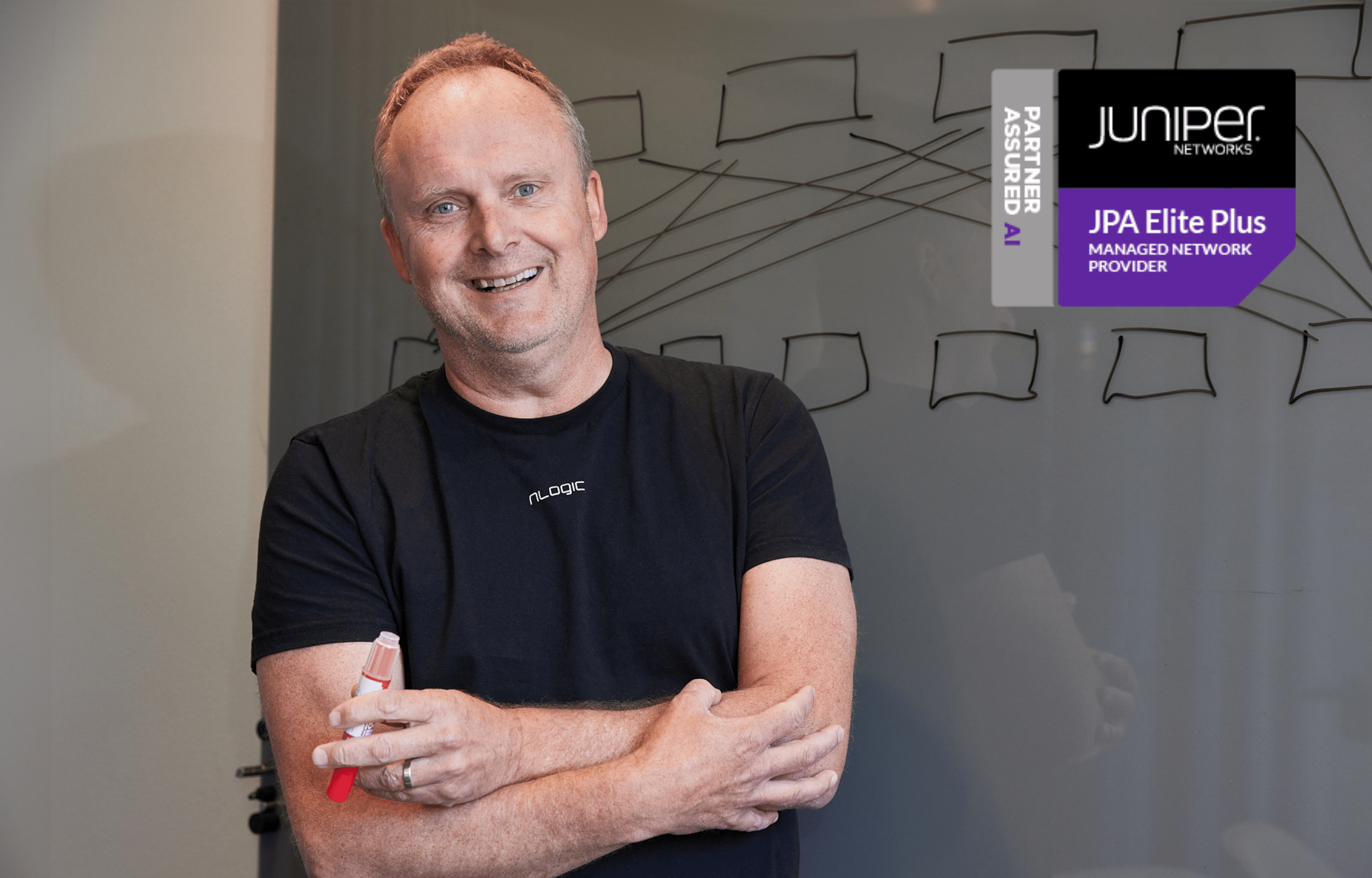 Foto av mann foran tavle.