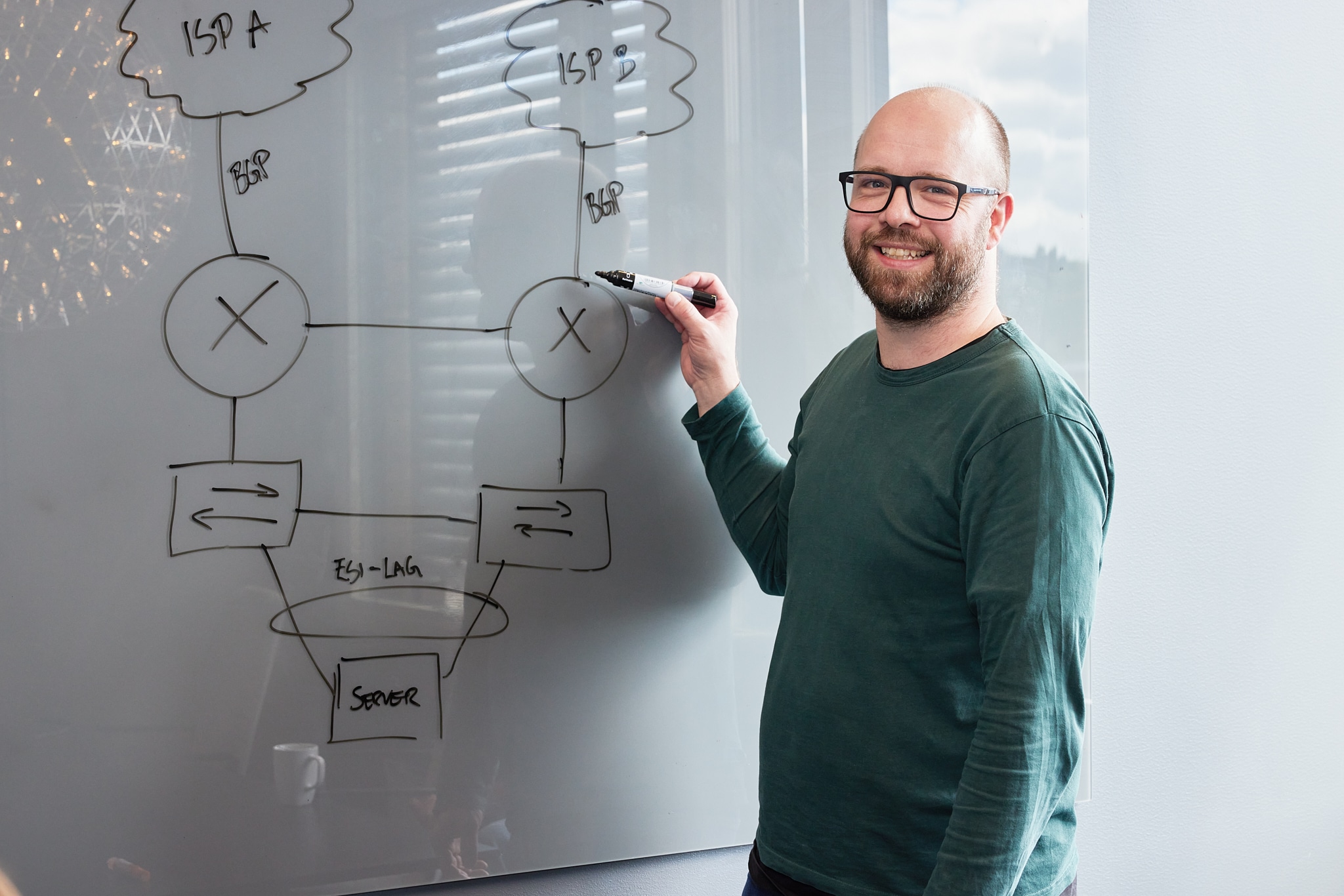 Mann tegner på tavle.