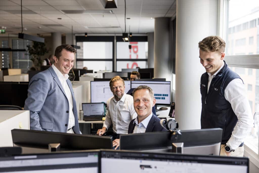 Fire menn på kontor.