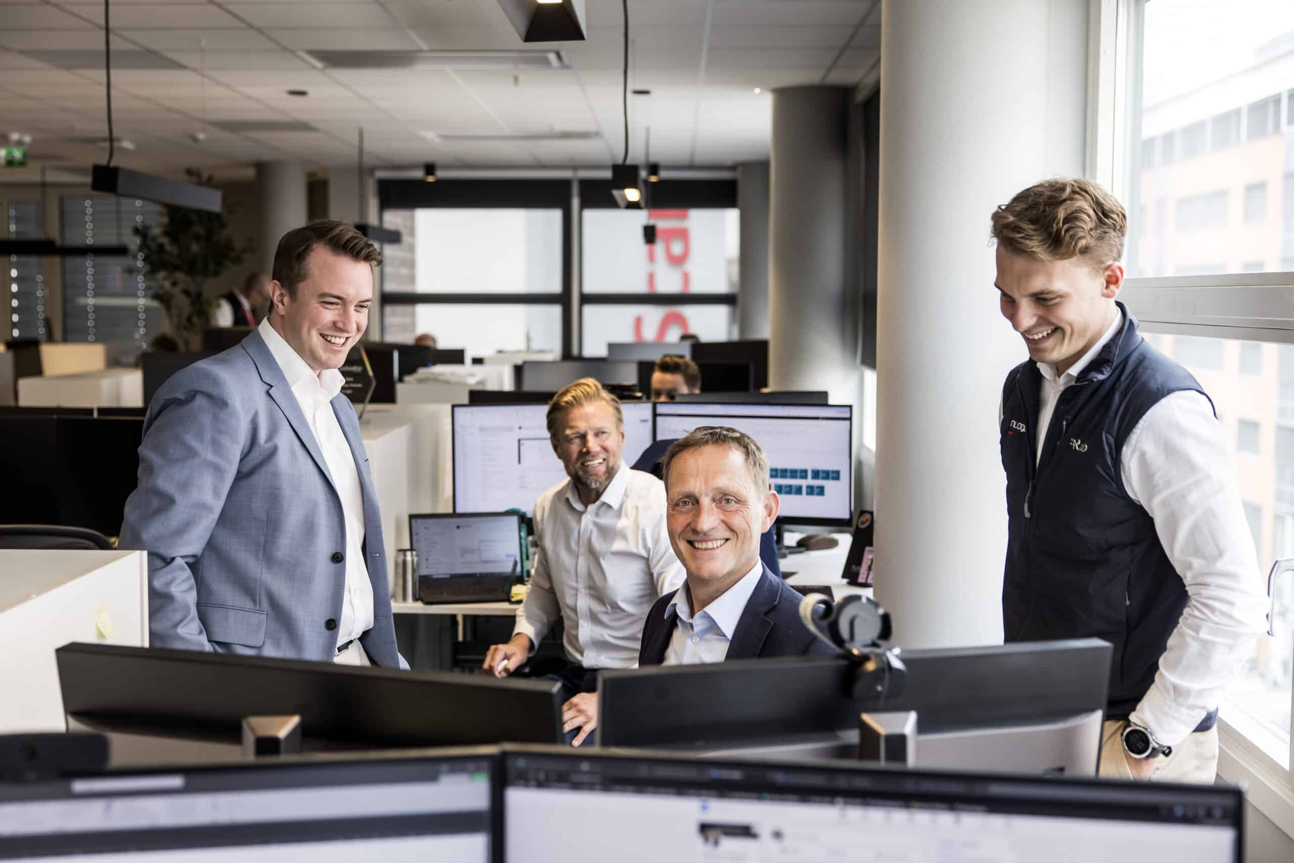 Fire menn på kontor.