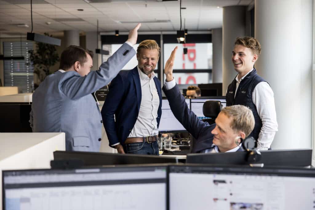 High five mellom menn på kontor.