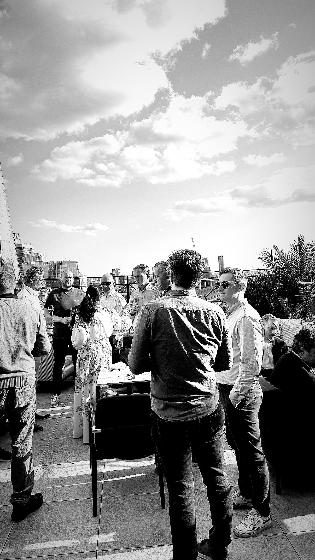 En gruppe mennesker på takterrasse.